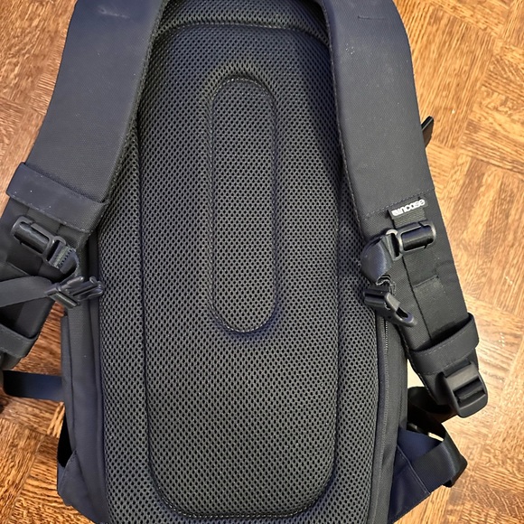 Incase DSLR Pro backpack (excellent condition) - Picture 5 of 6